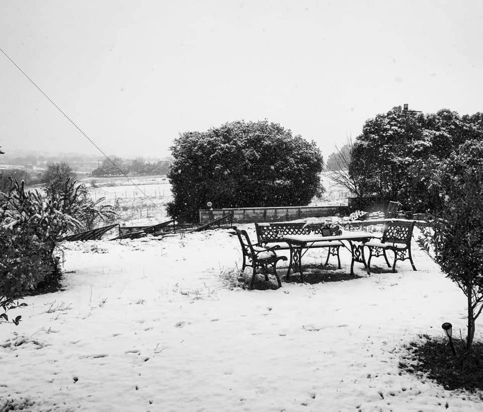Guesthouse Bizani Neo Mpizani ภายนอก รูปภาพ